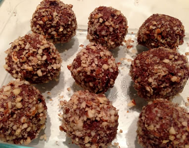 Raw chocolate and coconut balls