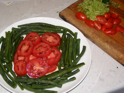 Blanched green beans and sliced fresh tomatoes